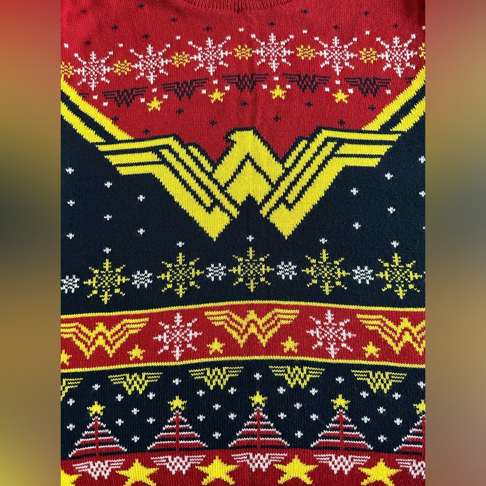 Wonder Woman Sweater NWOT XL - Picture 5 of 12
